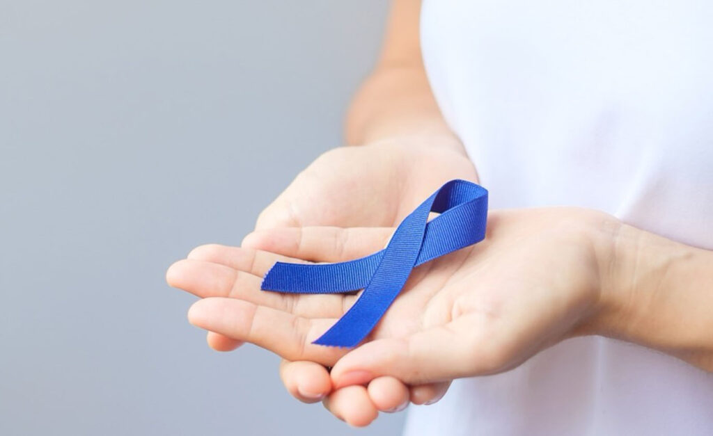 Blue ribbon symbolizing colorectal cancer awareness and the benefits of treatment through laparoscopic surgery.