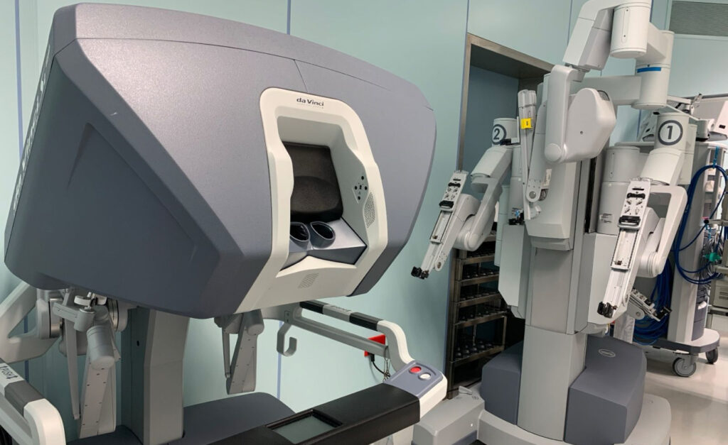 Da Vinci robotic surgical system used for advanced minimally invasive colorectal cancer surgery, enhancing precision and recovery.