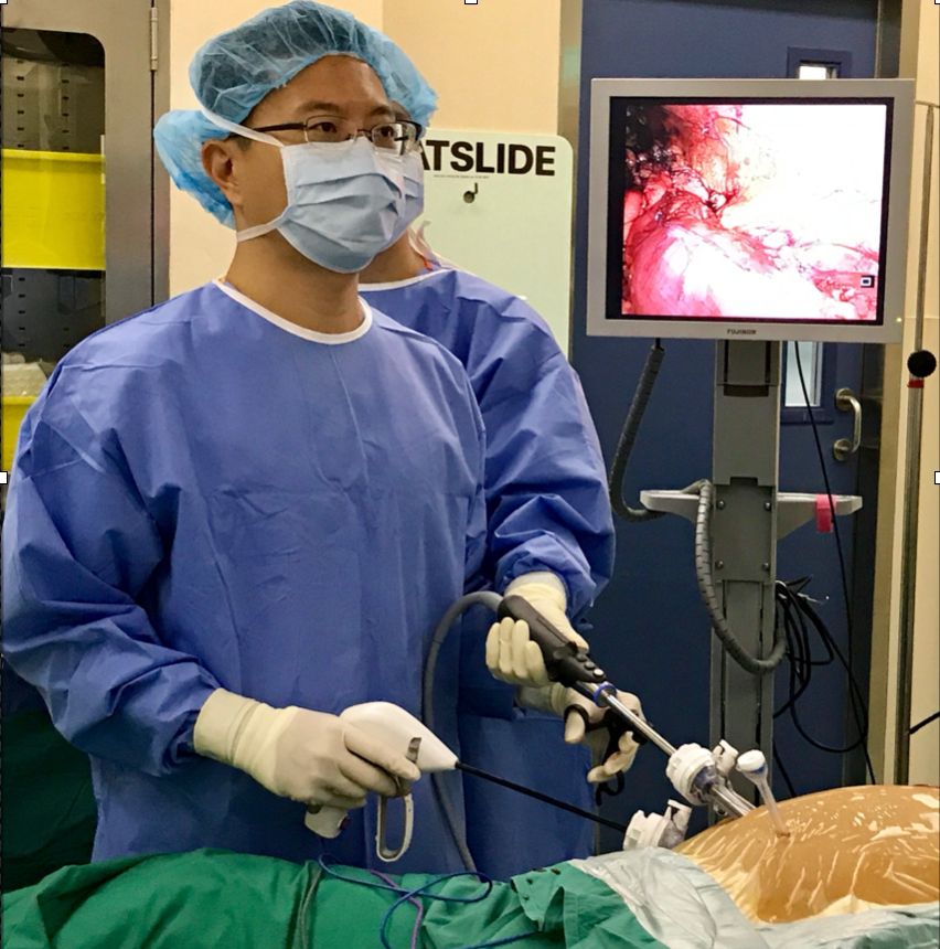 Dr Mark Wong performing laparoscopic surgery, using advanced minimally invasive techniques for colorectal cancer treatment.